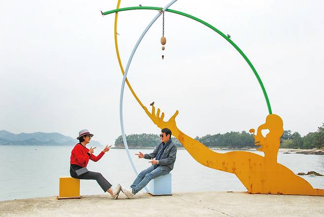 정크아트 작품으로 섬 전체가 미술관으로 변신한 연홍도.