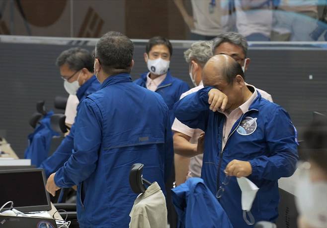 순수 국내기술로 제작된 한국형 최초 우주발사체 '누리호'(KSLV-Ⅱ)'가 성공적으로 발사된 21일 대전시 한국항공우주연구원 위성종합관제실 관제센터에서 한 연구원이 눈물을 닦고 있다. 누리호는 두번째 도전 끝에 발사에 성공했으며 이로써 우리나라는 세계 7번째로 1500kg급 실용 위성을 지구 저궤도(600~800㎞)에 수송할 수 있는 능력을 확보한 국가가 됐다. 한국항공우주연구원 제공