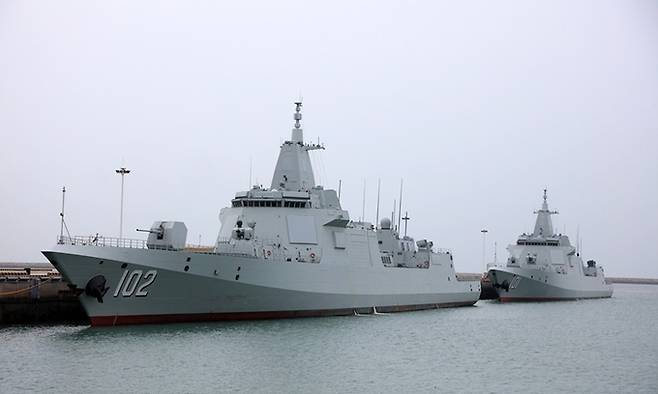 중국 해군 최신예 구축함 055형 라싸함의 모습.
