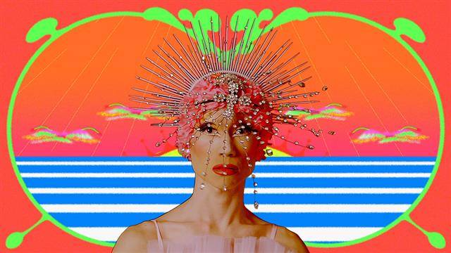 23일 개봉하는 다큐멘터리 영화 ‘모어’는 퀴어 작품이라기보단 변방에서 끊임없이 살아남기 위해 버틴 아티스트 모지민의 성장기에 가깝다. 영화는 단순히 개인의 일상을 좇지 않는다. 중간중간 삽입된 뮤직비디오 형식의 영상(사진)은 화려한 의상, 메이크업, 퍼포먼스를 황홀하게 담아내 아티스트 모어의 진면목을 보여 주며 관객의 눈을 즐겁게 한다. 무대 뒤 화장을 지운 그의 모습은 말갛고 단단하다는 표현이 가장 잘 어울린다. 최근 서울신문과 만난 모지민은 “남에게 보여 주고 싶은 나와 숨고 싶은 내가 공존한다”며 “둘 다 내 모습”이라고 강조했다. 엣나인필름 제공