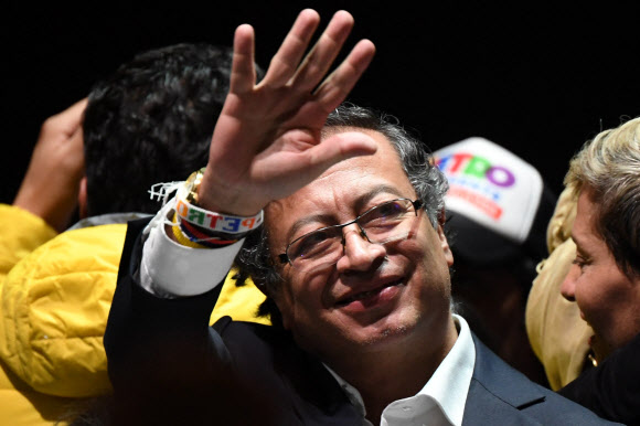 - 콜롬비아의 첫 좌파 대통령에 당선된 구스타보 페트로 후보가 19일(현지시간) 수도 보고타에서 좌파연합 지지자들을 향해 손을 흔들고 있다. 보고타 AFP 연합뉴스