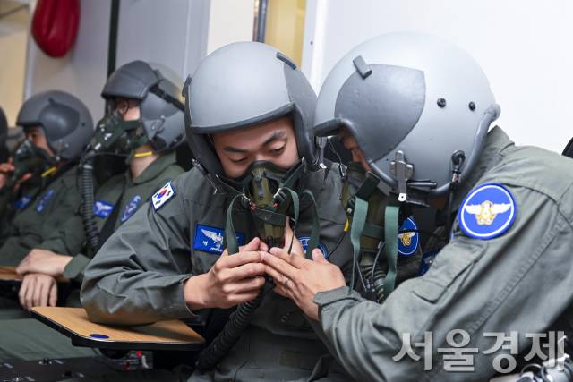 국방부 기자단이 지난16일 충북 청주에 위치한 항공우주의료원 산하 항공우주의학훈련센터에서 '공군 비행환경 적응훈련'을 체험하고 있다. 사진은 기자들이 밀폐된 체임버에서 고공저압환경을 체험하기 전 원활한 산소공급을 위한 마스크를 체크하고 있는 모습.사진제공=공군