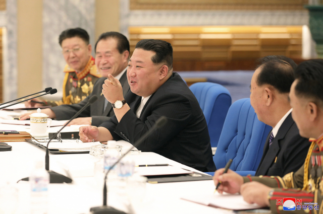 조선중앙통신이 22일 김정은 북한 국무위원장이 당 중앙군사위원회 확대회의를 주재하고 당의 군사 노선과 주요 국방 정책 관철 방안을 논의했다고 보도했다. 연합뉴스