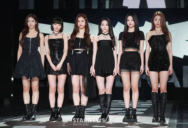 걸그룹 르세라핌(LE SSERAFIM)이 2일 오후 서울 장충체육관에서 진행된 첫 번째 미니앨범 'FEARLESS' 발매기념 쇼케이스에서 포즈를 취하고 있다. 이번 앨범에는 타이틀 곡 'FEARLESS'를 비롯해 'The World Is My Oyster', 'Blue Flame', 'The Great Mermaid', 'Sour Grapes' 등 5곡이 수록됐다. /2022.05.02 /사진=이동훈 기자 photoguy@