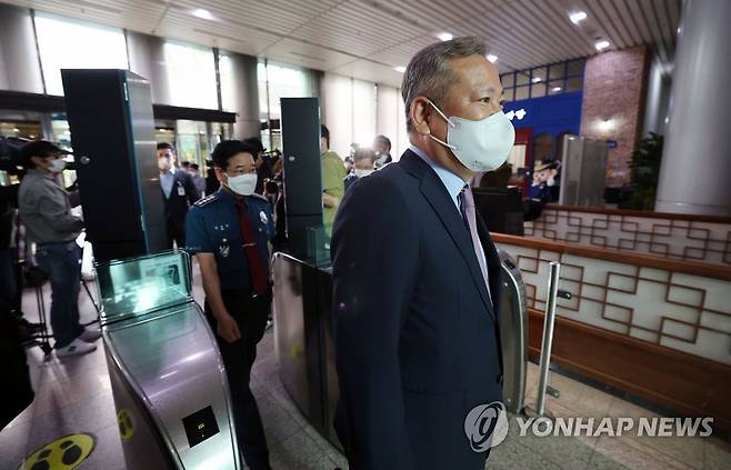 이상민 행안부 장관, 경찰 통제 논란 속 경찰청장 면담 (서울=연합뉴스 자료사진) 김인철 기자 = 이상민 행정안전부 장관(오른쪽)이 9일 오후 서울 서대문구 경찰청에서 김창룡 경찰청장(뒤)과 면담을 위해 이동하고 있다. 2022.6.9 yatoya@yna.co.kr