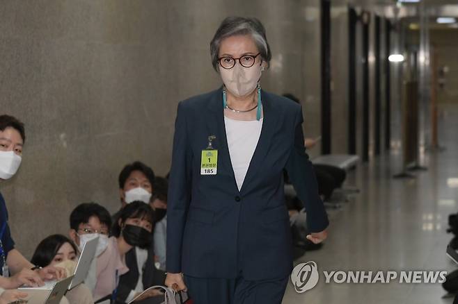 중앙윤리위 참석하는 국민의힘 이양희 윤리위원장 (서울=연합뉴스) 이정훈 기자 = 국민의힘 이양희 윤리위원장이 22일 국회에서 열린 중앙윤리위원회에 참석하고 있다. 
    윤리위는 이날 이준석 대표의 '성상납 관련 증거인멸 교사' 의혹에 대한 징계를 심의한다. 2022.6.22 [국회사진기자단] uwg806@yna.co.kr