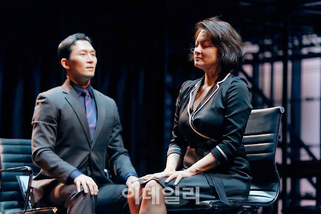 뮤지컬 ‘넥스트 투 노멀’에서 다이애나 역을 맡은 배우 박칼린(오른쪽)의 공연 장면. (사진=엠피엔컴퍼니)