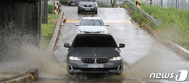 폭우로 인해 대전 중구 증촌동 천변도로에서 차량이 물보라를 일으키며 지나고 있다.  © News1 김기태 기자