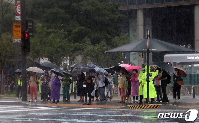 우산 쓴 시민들(뉴스1 DB)