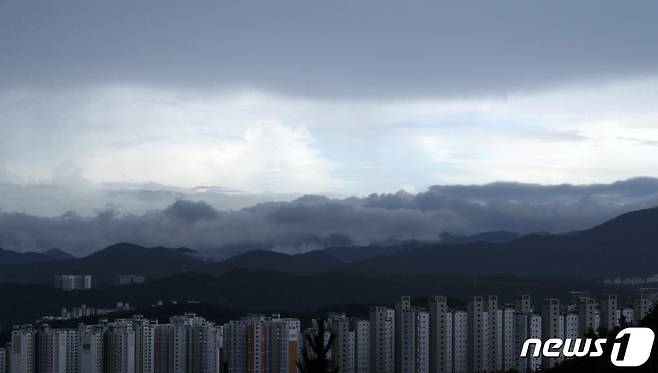 울산시 울주군 구영리 일대에 낮게 깔린 비구름 위로 맑은 하늘이 보이고 있다. © News1 DB 윤일지 기자