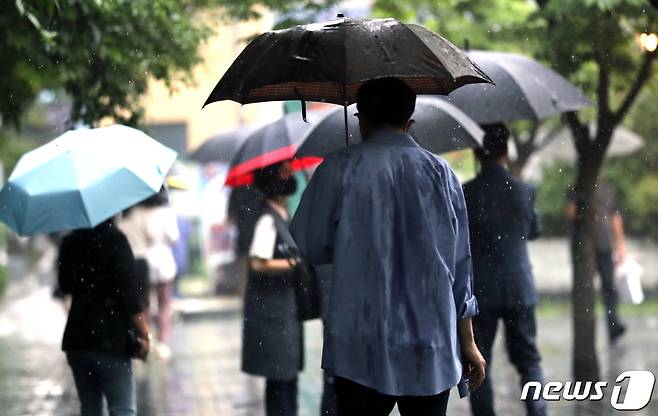 우산 쓴 시민들/뉴스1 © News1
