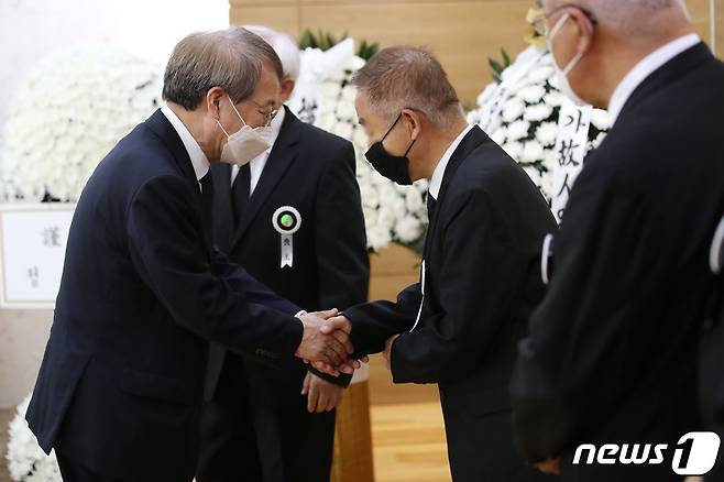 정운찬 전 국무총리가 23일 서울 아산병원 장례식장에 마련된 고 조순 전 경제부총리의 빈소를 찾아 조문을 마친 뒤 유가족을 위로하고 있다. 2022.6.23/뉴스1 © News1 이광호 기자