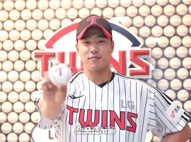 [창간호] LG 투수 정우영이 15일 잠실야구장에서 포즈를 취하고 있다. 잠실 | 최승섭기자 thunder@sportsseoul.com