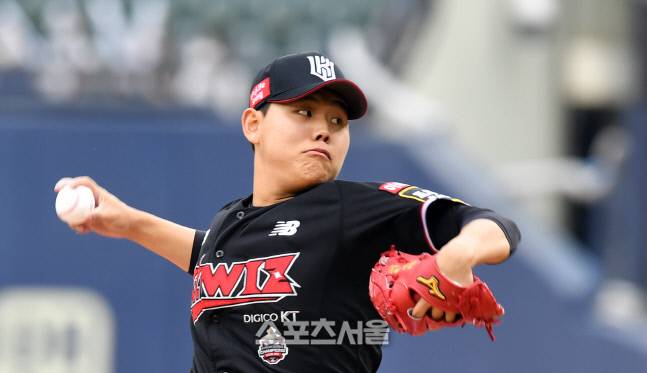 KT 소형준이 지난 19일 잠실구장에서 열린 두산과 원정경기에 선발등판해 패스트볼을 던지고 있다. 잠실 | 강영조기자kanjo@sportsseoul.com