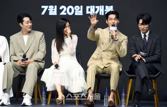 23일 서울 영등포구 콘래드서울호텔에서 진행된 영화 ‘외계+인 1부’ 제작보고회에서 출연 배우들이 사회자의 질문에 답을 하고 있다. 왼쪽부터 소지섭, 김태리, 김우빈, 류준열. 2022. 6. 23. 박진업기자 upandup@sportsseoul.com