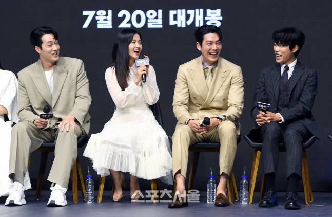 23일 서울 영등포구 콘래드서울호텔에서 진행된 영화 ‘외계+인 1부’ 제작보고회에서 출연 배우들이 사회자의 질문에 답을 하고 있다. 왼쪽부터 소지섭, 김태리, 김우빈, 류준열. 2022. 6. 23. 박진업기자 upandup@sportsseoul.com