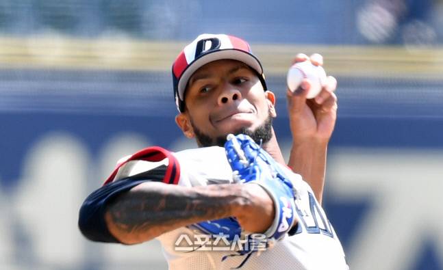 두산 선발투수 미란다가 17일 잠실야구장에서 열린 2022프로야구 키움히어로즈와 두산베어스의 경기에서 선발로 나와 역투하고 있다. 강영조기자kanjo@sportsseoul.com