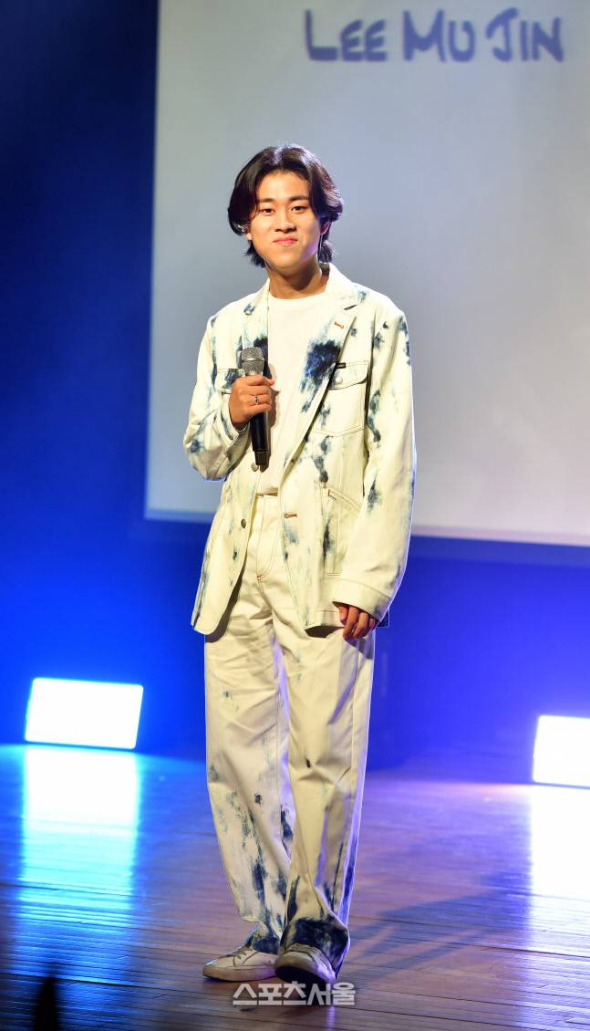 싱어송라이터 이무진이 23일 일지아트홀에서 첫번째 미니앨범 ‘Room Vol.1’ 쇼케이스를 열고 자신의 이야기를 펼쳤다. 타이틀곡 ‘참고사항’을 열창하는 이무진.‘Room Vol.1’은 이무진의 삶 속에서 느꼈던 이야기들과 그 후 하게 될 이야기들을 ‘자취방’이라는 모티브와 함께 담아내는 첫번째 앨범이다.2022.6.23.일지아트홀 | 강영조기자kanjo@sportsseoul.com