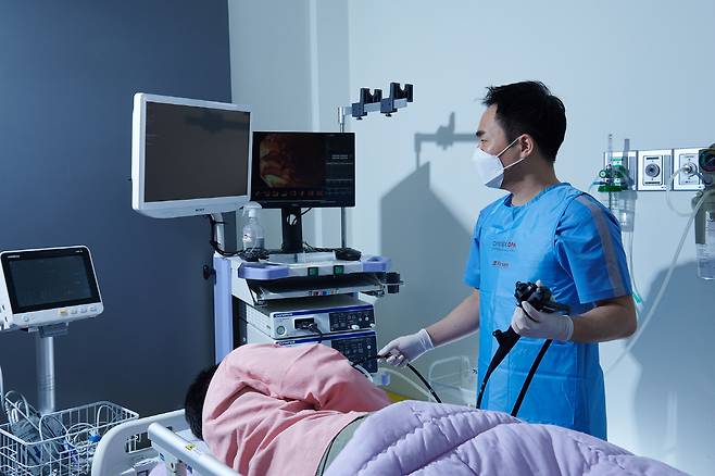 　◇건강검진 중 위내시경을 하는 모습.