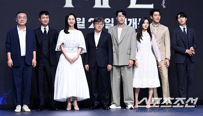 영화 '외계+인' 1부의 제작보고회가 23일 여의도 콘래드서울에서 열렸다. '외계+인' 1부는 고려 말 소문 속의 신검을 차지하려는 도사들과 2022년 인간의 몸 속에 수감된 외계인 죄수를 쫓는 이들 사이에 시간의 문이 열리며 펼쳐지는 이야기를 그린 영화다. 왼쪽부터 김의성 조우진 염정아 최동훈 감독 소지섭 김태리 김우빈 류준열이 포토타임을 갖고 있다. 허상욱 기자wook@sportschosun.com/2022.06.23/