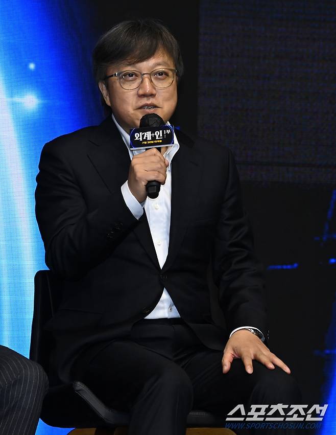 영화 '외계+인' 1부의 제작보고회가 23일 여의도 콘래드서울에서 열렸다. '외계+인' 1부는 고려 말 소문 속의 신검을 차지하려는 도사들과 2022년 인간의 몸 속에 수감된 외계인 죄수를 쫓는 이들 사이에 시간의 문이 열리며 펼쳐지는 이야기를 그린 영화다. 인사말을 하는 최동훈 감독의 모습. 허상욱 기자wook@sportschosun.com/2022.06.23/