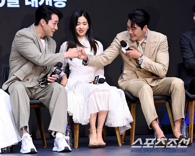 영화 '외계+인' 1부의 제작보고회가 23일 여의도 콘래드서울에서 열렸다. '외계+인' 1부는 고려 말 소문 속의 신검을 차지하려는 도사들과 2022년 인간의 몸 속에 수감된 외계인 죄수를 쫓는 이들 사이에 시간의 문이 열리며 펼쳐지는 이야기를 그린 영화다. 주먹을 부딪히는 소지섭과 김우빈의 모습. 허상욱 기자wook@sportschosun.com/2022.06.23/