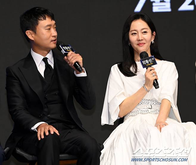 영화 '외계+인' 1부의 제작보고회가 23일 여의도 콘래드서울에서 열렸다. '외계+인' 1부는 고려 말 소문 속의 신검을 차지하려는 도사들과 2022년 인간의 몸 속에 수감된 외계인 죄수를 쫓는 이들 사이에 시간의 문이 열리며 펼쳐지는 이야기를 그린 영화다. 질문에 답하는 조우진과 염정아의 모습. 허상욱 기자wook@sportschosun.com/2022.06.23/