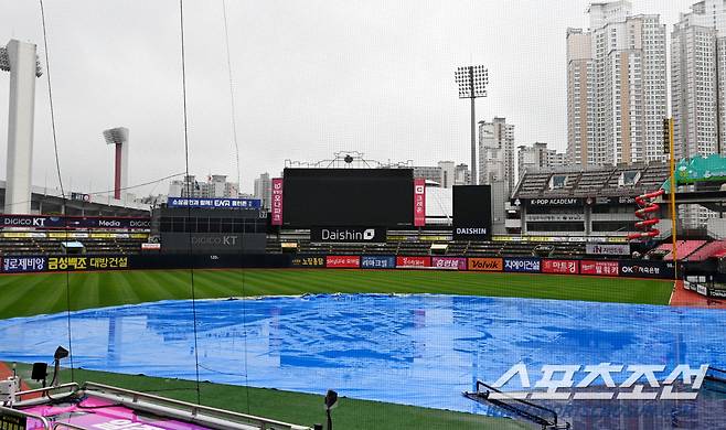 2022 KBO리그 NC 다이노스의 KT 위즈의 경기가 23일 수원KT위즈파크에서 펼쳐질 예정인 가운데 그라운드에 비가 내려 방수포가 덮여있다. 수원=허상욱 기자