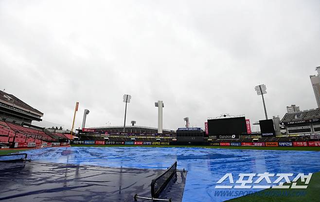 2022 KBO리그 NC 다이노스의 KT 위즈의 경기가 23일 수원KT위즈파크에서 펼쳐질 예정인 가운데 그라운드에 비가 내려 방수포가 덮여있다. 수원=허상욱 기자 wook@sportschosun.com/2022.06.23/