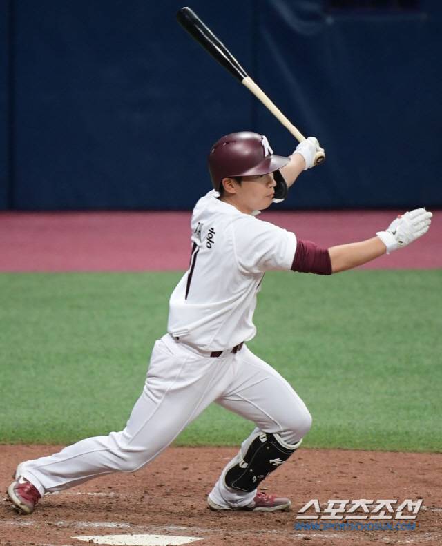 17일 서울 고척스카이돔. SSG 랜더스와 키움 히어로즈의 시범경기.   이재홍이 타격하고 있다. 고척=정재근 기자 cjg@sportschosun.com/2022.3.17/