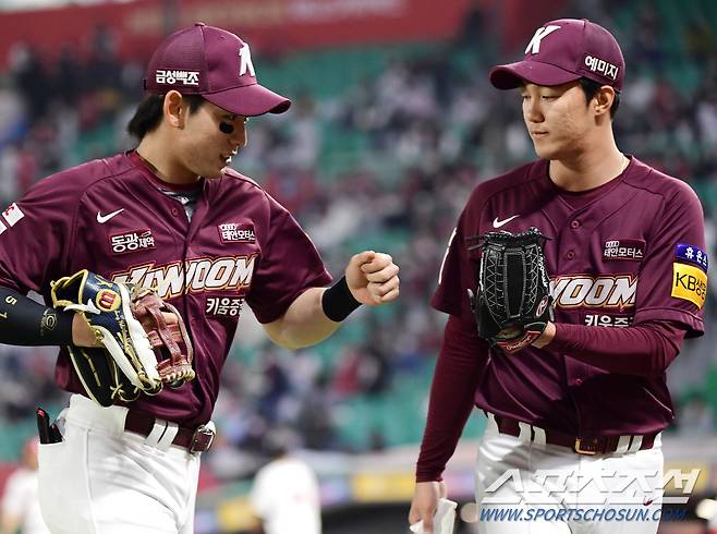 20일 인천 SSG랜더스필드. 키움 히어로즈와 SSG 랜더스  경기. 3회말 2사 2루 최주환의 잡기 힘든 타구를 이정후가 잡아낸 후 안우진과 기뻐하고 있다. 인천=정재근 기자 cjg@sportschosun.com/2022.4.20/