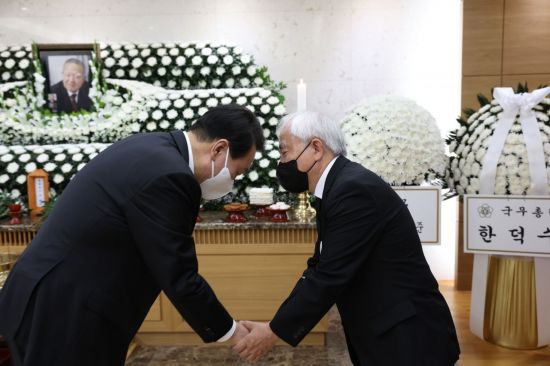 윤석열 대통령이 23일 오후 서울 송파구 서울아산병원 장례식장에 마련된 조순 전 경제부총리의 빈소를 찾아 조의를 표하고 유족에게 위로를 전했다. 사진제공=대통령실