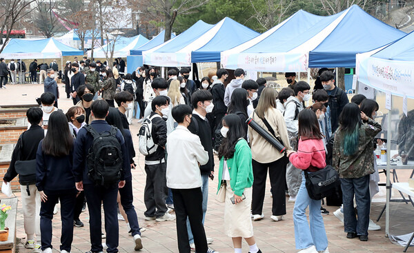 코로나19 3년차를 맞아 대전 지역 대학가에 대면 활동이 재개되며 활기를 되찾고 있다. 지난 3월 30일 한남대학교에서 '벚꽃제'가 3년 만에 열려 축제를 즐기려는 학생들로 북적이고 있다. 사진=대전일보DB