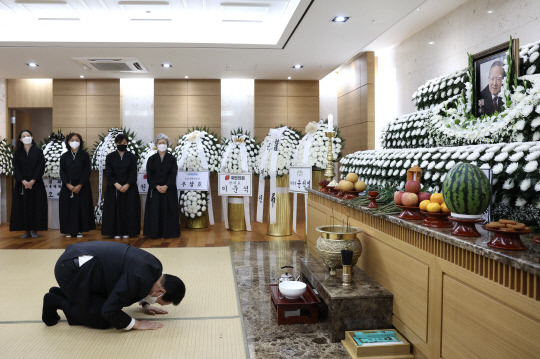 윤석열 대통령이 23일 서울아산병원 장례식장에 마련된 고 조순 전 경제부총리 빈소를 찾아 조문하고 있다.[사진=연합뉴스]