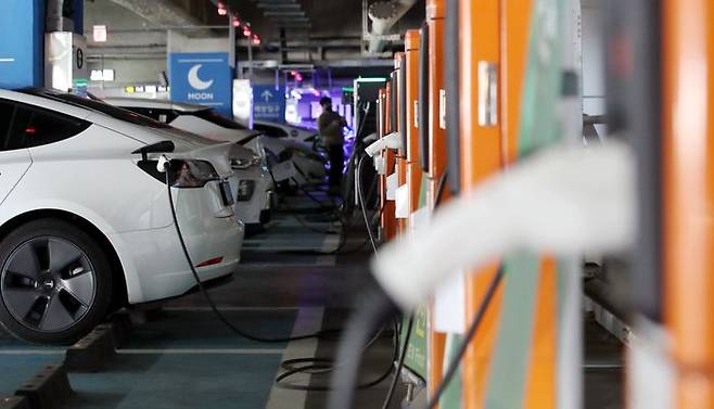 서울 용산역 주차장에 설치된 전기차 충전소에서 전기차들이 충전을 하고 있다. ⓒ뉴시스