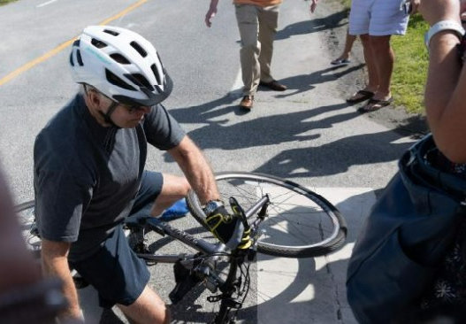 자전거 헬멧을 쓴 조 바이든 미국 대통령이 18일(현지 시간) 자택이 위치한 미 북동부 델라웨어주의 한 공원에서 자전거를 타다가 균형을 잃고 넘어져 있다. 사진 출처 트위터
