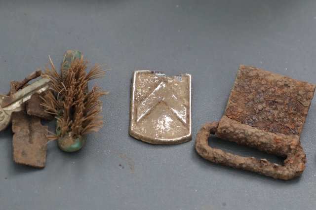 23일 6.25 전쟁 발발 72주년을 앞두고 강원 철원 광덕산 상해봉일대에서 수습한 전사자 유해 봉송행사가 실시됐다. 발굴된 유품.
