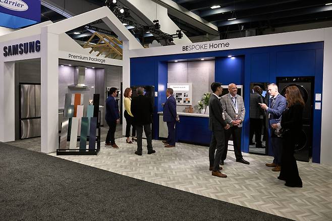 미국 샌프란시스코 모스콘 센터에서 개최된 글로벌 주택건축박람회 2022 PCBC 삼성전자 부스에서 전시 관람객들이 삼성전자와 데이코 가전 제품들을 살펴보고 있다.