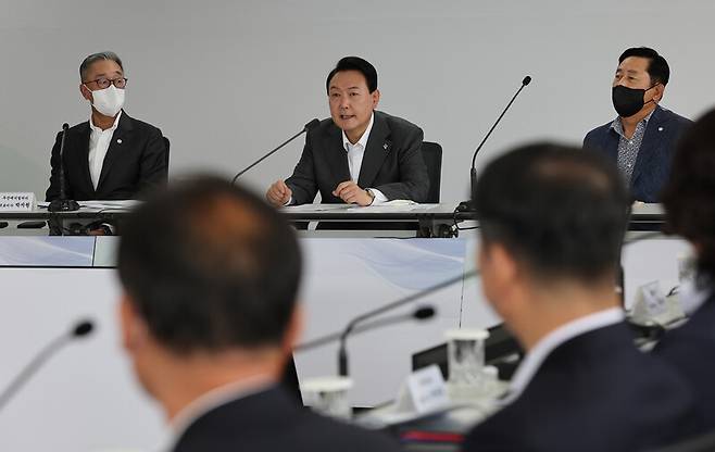 윤석열 대통령이 22일 오전 경남 창원시 두산에너빌리티에서 열린 원전산업 협력업체 간담회에서 발언하고 있다. 연합뉴스