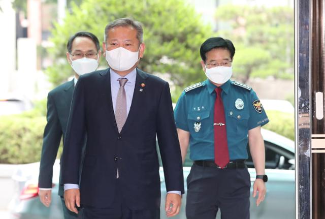 이상민 행정안전부 장관이 9일 서울경찰청을 방문하고 있다. 오른쪽은 김창룡 경찰청장. 뉴시스