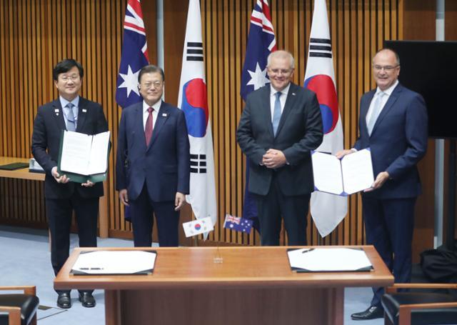 지난해 12월 13일 문재인 대통령과 스콧 모리슨(오른쪽 두 번째) 호주 총리가 캔버라 국회의사당에서 열린 협정서명식에서 양해각서에 서명한 뒤 기념촬영을 하고 있다. 뉴시스