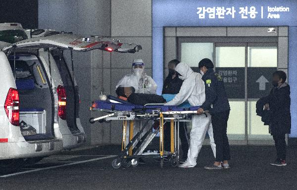 응급의료센터에서 의료진과 구급대원들이 코로나19 환자 이송을 하고 있다./사진=조선일보 DB