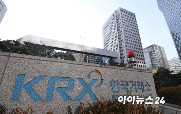 한국거래소 정석호 청산결제본부장이 지난 22일(현지시각) 스페인 마드리드에서 개최된 세계청산결제기구(CCP12) 총회에서 집행위원으로 선출됐다. 사진은 서울 영등포구 여의도 한국거래소 전경. [사진=김성진 기자]