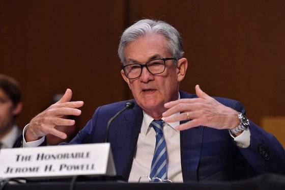 제롬 파월 미 연방준비제도(Fed) 의장은 22일(현지시각) 미 상원 은행위원회에 출석해 물가 상승(인플레이션)을 잡기 위해 금리를 올린 결과 경기가 침체에 빠질 수 있다고 인정했다. 제공=AFP, 연합뉴스