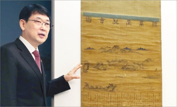 최응천 문화재청장이 22일 국립고궁박물관에서 ‘독서당계회도’를 설명하고 있다.  /김범준 기자