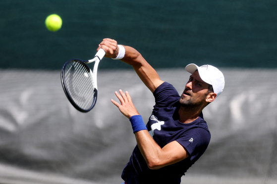 Serbia's Novak Djokovic practices ahead of the start of Wimbledon at the All England Lawn Tennis and Croquet Club in London on Wednesday. [REUTERS/YONHAP]