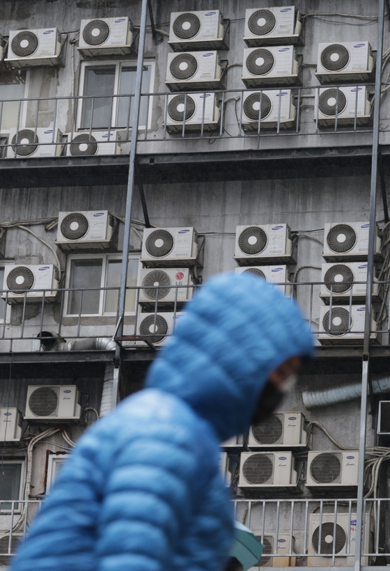 Fans for air conditioners are installed outside a building in Namdaemun, central Seoul, on Thursday. Power reserves dropped to this year's lowest due to the rising electricity demand driven by the heat wave. The electricity power reserve ratio, which indicates how much electricity can be supplied compared to the demand, fell to 12.2 percent Tuesday, according to Korea Power Exchange's data released Thursday.[YONHAP]