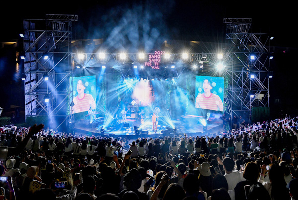 KT&G가 지난 11일 KT&G 상상마당 춘천에서 `2022 상상실현 페스티벌`을 개최했다. 사진은 페스티벌 메인 공연장에서 밴드 잔나비의 라이브 공연이 진행되고 있는 모습. [사진 제공 = KT&G]