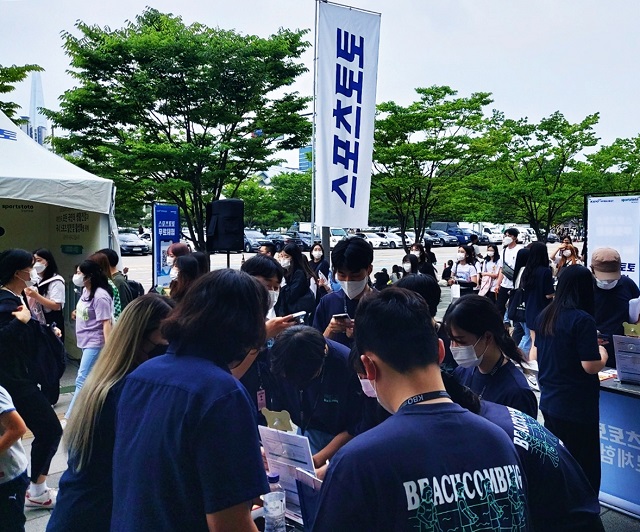 프로야구 두산베어스-kt위즈전이 펼쳐진 18일 서울잠실야구장 앞에서 시민들이 현장 무료 체험 프로모션에 참가하고 있다. 사진=스포츠토토코리아 제공