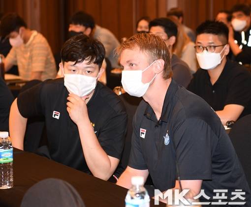 토미 틸리카이넨 대한항공 감독이 정재균 통역과 이야기를 나누고 있다. 사진(서울 상암)=김재현 기자